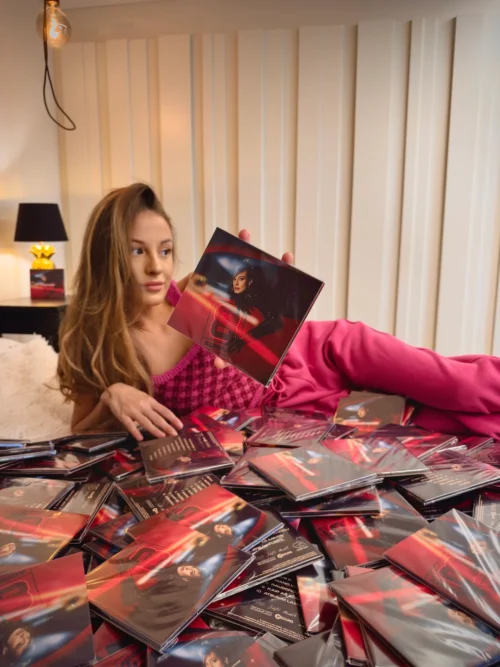 Adrina - “8” pirmasis atlikėjos debiutinis solo studijinis CD albumas